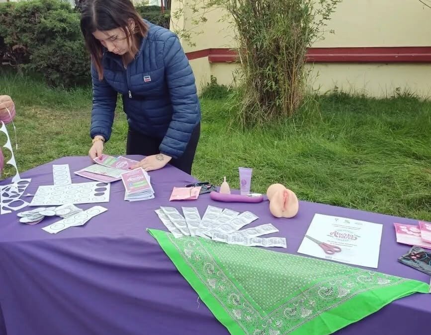 Imparten talleres de salud sexual y reproductiva a jóvenes estudiantes en San Cristóbal de Las Casas